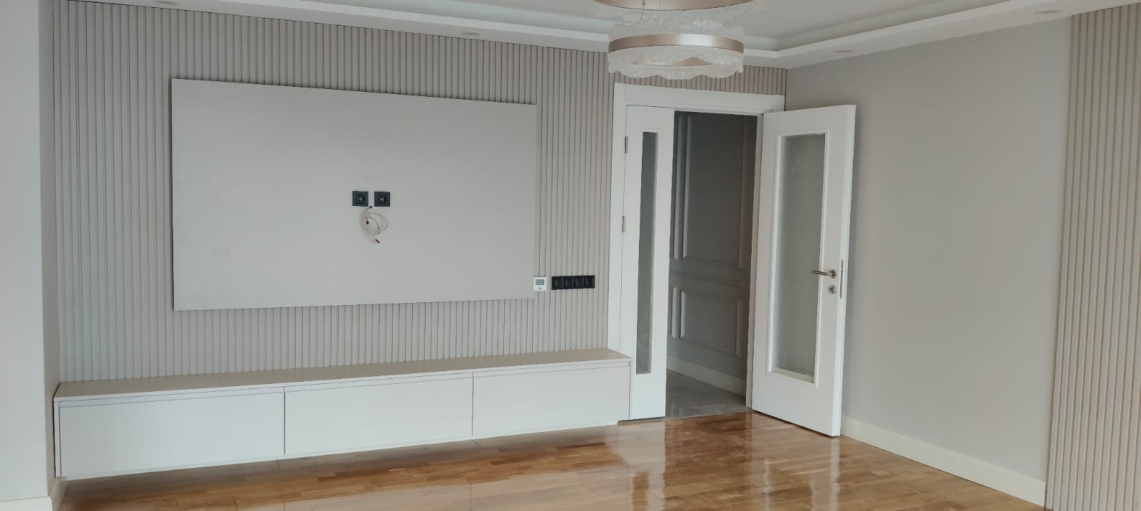 Salon klasik kapı TV duvarı
